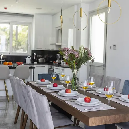 Fig Tree Bay Residences 7 וילה פרוטאראס